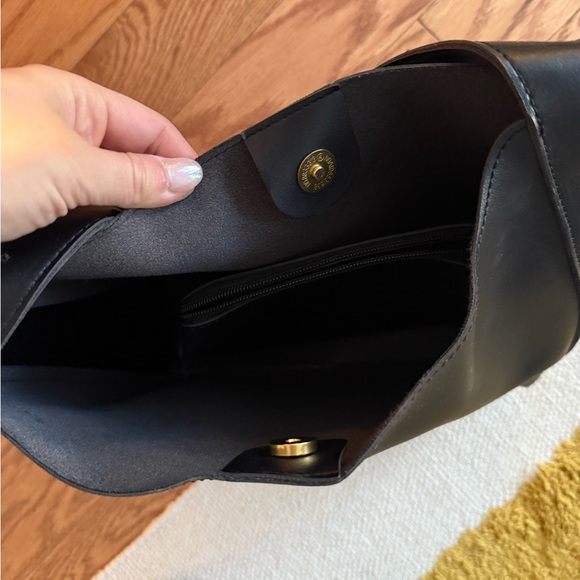 Elegant Black Leather Shoulder Bag Set - Picture 2 of 3